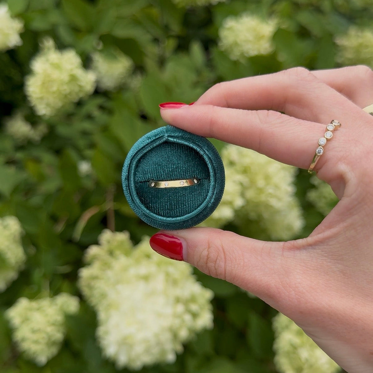 Asymmetrical eternity band