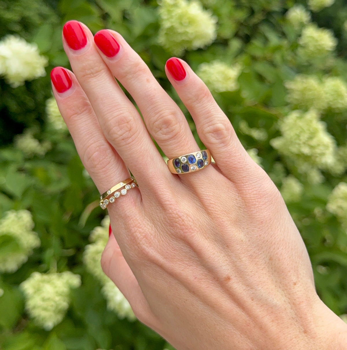 Asymmetrical eternity band